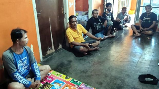 Jujun (Kaus Biru) saat bersama tetangganya usai menjadi korban persekusi