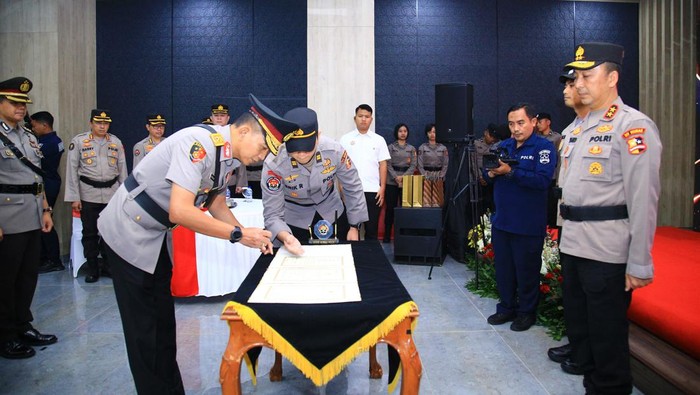 Kadiv Humas Polri Irjen Sandi Nugroho memimpin upacara serah terima jabatan Penata Kehumasan Utama Tk II (Foto: Dok. Istimewa)