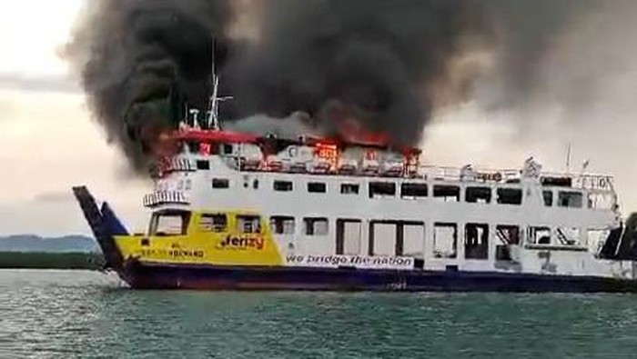 Kapal Roro terbakar di perairan Batam, Kepulauan Riau. (dok. Istimewa)