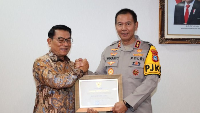 Kapolda Kalimantan Selatan (Kalsel) Irjen Pol Winarto menerima penghargaan dari KSP.