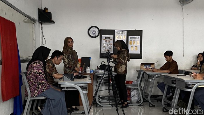 Kegiatan perekaman KTP untuk siswa di SMAN 6 Bandung, Rabu (2/10/2024).