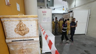Keluarga Korban Bus Sekolah Terbakar di Bangkok Datangi RS Forensik