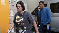 Para anggota keluarga dimintai untuk memberikan sampel DNA bagi proses identifikasi.
