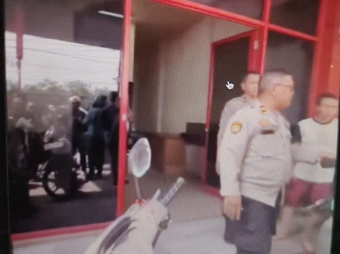 Keributan antara pencari kerja dengan kantor rekrutmen pekerja terjadi di Kebayoran Lama, Jaksel. Keributan dipicu pelamar kerja dimintai sejumlah uang oleh kantor perekrut pekerja itu. (repro/dok Istimewa)