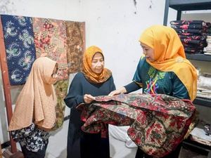 Khofifah Ajak Masyarakat Bangga Berbatik di Hari Batik Nasional