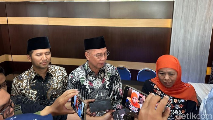 Khofifah-Emil dan Ketua PW Muhammadiyah Jatim Sukadiono