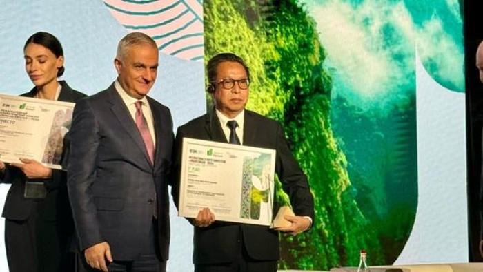 KLHK menerima penghargaan Green Eurasia 2024 sebagai Pemenang Peringkat Pertama dari International Climate Competition Green Eurasia 2024. (dok KLHK)