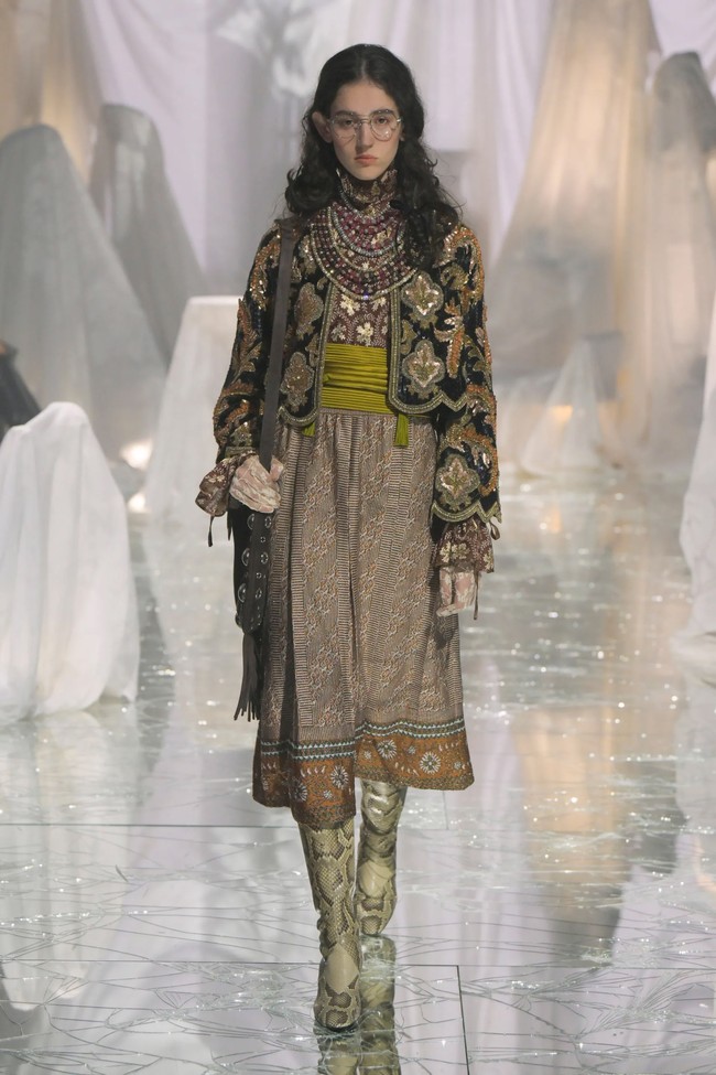Valentino meluncurkan koleksi busana spring/summer 2025 bertajuk Pavillon de Folies di perhelatan Paris Fashion Week 2024 pada Minggu, [29/9/2024]. Koleksi ini merupakan karya Direktur Kreatif Valentino, Alessandro Michele. Foto: Dok. Valentino.