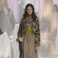 Valentino meluncurkan koleksi busana spring/summer 2025 bertajuk Pavillon de Folies di perhelatan Paris Fashion Week 2024 pada Minggu, [29/9/2024]. Koleksi ini merupakan karya Direktur Kreatif Valentino, Alessandro Michele. Foto: Dok. Valentino.