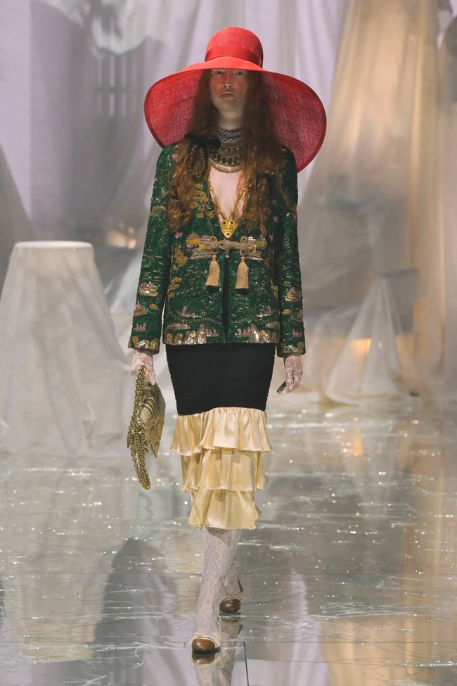 Valentino meluncurkan koleksi busana spring/summer 2025 bertajuk Pavillon de Folies di perhelatan Paris Fashion Week 2024 pada Minggu, [29/9/2024]. Koleksi ini merupakan karya Direktur Kreatif Valentino, Alessandro Michele. Foto: Dok. Valentino.