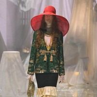 Valentino meluncurkan koleksi busana spring/summer 2025 bertajuk Pavillon de Folies di perhelatan Paris Fashion Week 2024 pada Minggu, [29/9/2024]. Koleksi ini merupakan karya Direktur Kreatif Valentino, Alessandro Michele. Foto: Dok. Valentino.