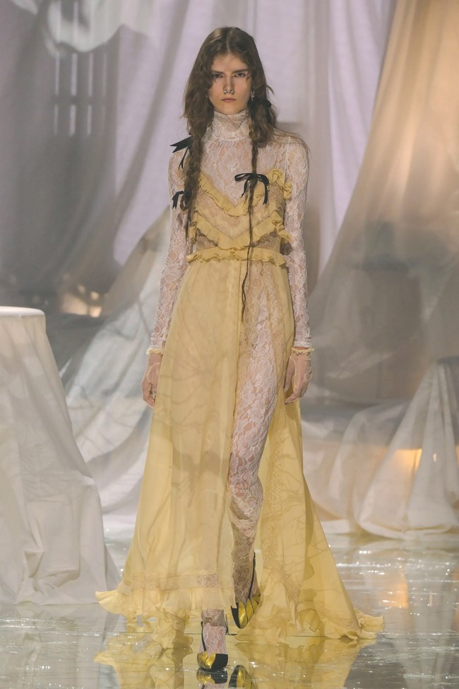 Valentino meluncurkan koleksi busana spring/summer 2025 bertajuk Pavillon de Folies di perhelatan Paris Fashion Week 2024 pada Minggu, [29/9/2024]. Koleksi ini merupakan karya Direktur Kreatif Valentino, Alessandro Michele. Foto: Dok. Valentino.
