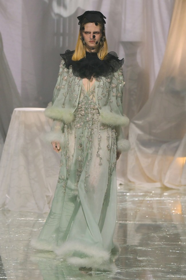 Valentino meluncurkan koleksi busana spring/summer 2025 bertajuk Pavillon de Folies di perhelatan Paris Fashion Week 2024 pada Minggu, [29/9/2024]. Koleksi ini merupakan karya Direktur Kreatif Valentino, Alessandro Michele. Foto: Dok. Valentino.