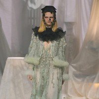 Valentino meluncurkan koleksi busana spring/summer 2025 bertajuk Pavillon de Folies di perhelatan Paris Fashion Week 2024 pada Minggu, [29/9/2024]. Koleksi ini merupakan karya Direktur Kreatif Valentino, Alessandro Michele. Foto: Dok. Valentino.