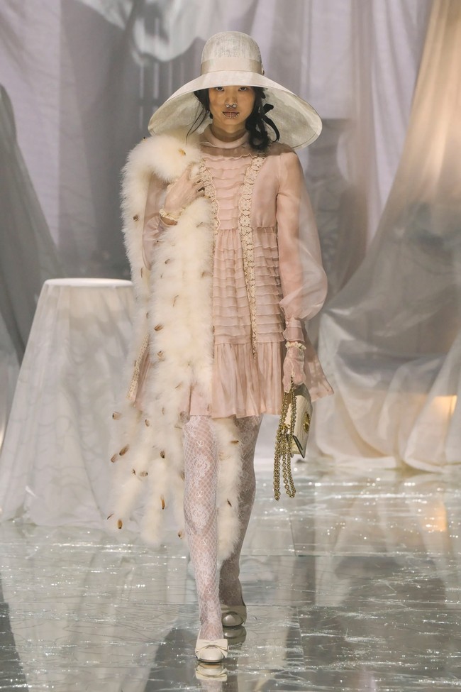 Valentino meluncurkan koleksi busana spring/summer 2025 bertajuk Pavillon de Folies di perhelatan Paris Fashion Week 2024 pada Minggu, [29/9/2024]. Koleksi ini merupakan karya Direktur Kreatif Valentino, Alessandro Michele. Foto: Dok. Valentino.
