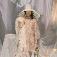 Valentino meluncurkan koleksi busana spring/summer 2025 bertajuk Pavillon de Folies di perhelatan Paris Fashion Week 2024 pada Minggu, [29/9/2024]. Koleksi ini merupakan karya Direktur Kreatif Valentino, Alessandro Michele. Foto: Dok. Valentino.