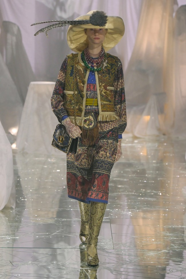 Valentino meluncurkan koleksi busana spring/summer 2025 bertajuk Pavillon de Folies di perhelatan Paris Fashion Week 2024 pada Minggu, [29/9/2024]. Koleksi ini merupakan karya Direktur Kreatif Valentino, Alessandro Michele. Foto: Dok. Valentino.