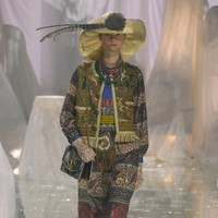 Valentino meluncurkan koleksi busana spring/summer 2025 bertajuk Pavillon de Folies di perhelatan Paris Fashion Week 2024 pada Minggu, [29/9/2024]. Koleksi ini merupakan karya Direktur Kreatif Valentino, Alessandro Michele. Foto: Dok. Valentino.
