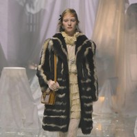 Valentino meluncurkan koleksi busana spring/summer 2025 bertajuk Pavillon de Folies di perhelatan Paris Fashion Week 2024 pada Minggu, [29/9/2024]. Koleksi ini merupakan karya Direktur Kreatif Valentino, Alessandro Michele. Foto: Dok. Valentino.