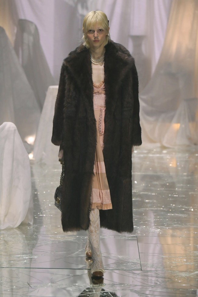 Valentino meluncurkan koleksi busana spring/summer 2025 bertajuk Pavillon de Folies di perhelatan Paris Fashion Week 2024 pada Minggu, [29/9/2024]. Koleksi ini merupakan karya Direktur Kreatif Valentino, Alessandro Michele. Foto: Dok. Valentino.