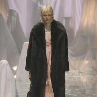 Valentino meluncurkan koleksi busana spring/summer 2025 bertajuk Pavillon de Folies di perhelatan Paris Fashion Week 2024 pada Minggu, [29/9/2024]. Koleksi ini merupakan karya Direktur Kreatif Valentino, Alessandro Michele. Foto: Dok. Valentino.