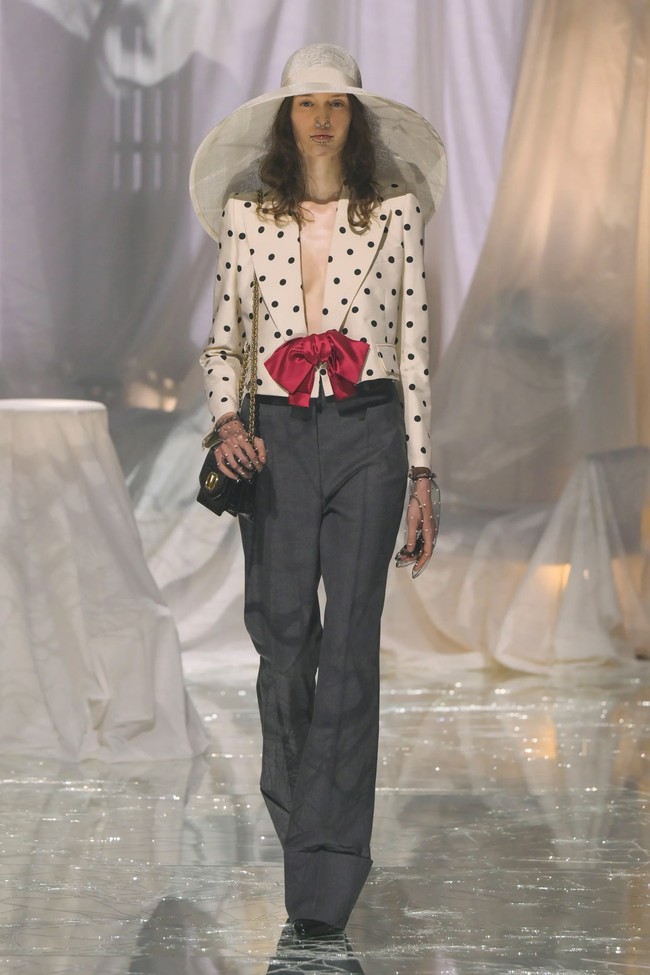 Valentino meluncurkan koleksi busana spring/summer 2025 bertajuk Pavillon de Folies di perhelatan Paris Fashion Week 2024 pada Minggu, [29/9/2024]. Koleksi ini merupakan karya Direktur Kreatif Valentino, Alessandro Michele. Foto: Dok. Valentino.