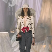 Valentino meluncurkan koleksi busana spring/summer 2025 bertajuk Pavillon de Folies di perhelatan Paris Fashion Week 2024 pada Minggu, [29/9/2024]. Koleksi ini merupakan karya Direktur Kreatif Valentino, Alessandro Michele. Foto: Dok. Valentino.