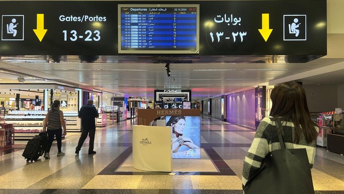 Kondisi Bandara Beirut Usai Jadi Sasaran Bombardir Militer Israel Bandara Internasional Beirut-Rafic Hariri, lebanon menjadi sasaran bombardir oleh militer Israel, Selasa (1/10) dini hari. Kondisinya saat ini masih dipenuhi penumpang.