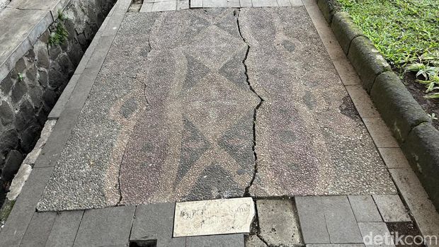 Kondisi trotoar batik yang sudah luntur dan rusak di area Gedung Sate.