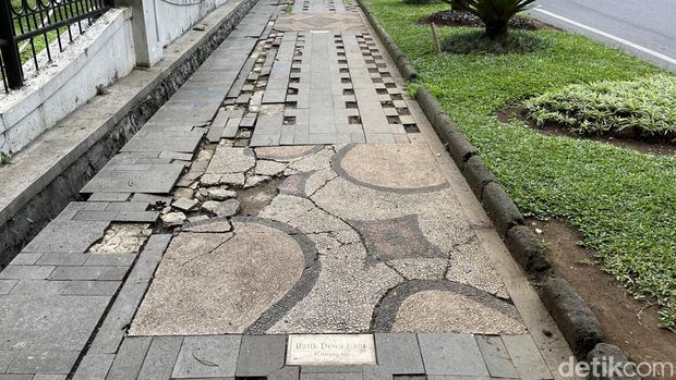 Kondisi trotoar batik yang sudah luntur dan rusak di area Gedung Sate.