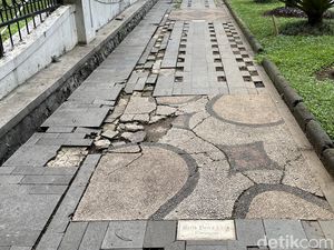 Wajah Trotoar Batik di Depan Gedung Sate Tak Lagi Apik