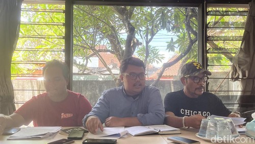 Konferensi pers soal pelaporan direksi dua perusahaan di Kantor LBH Bali, Rabu (2/10/2024). (Ida Bagus Putu Mahendra/detikBali)