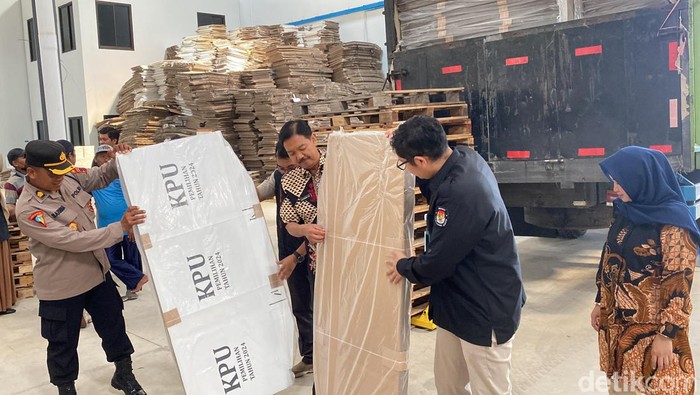 KPU Kota Semarang menerima logistik Pilkada 2024 berupa 7.328 bilik suara, Rabu (2/10/2024).