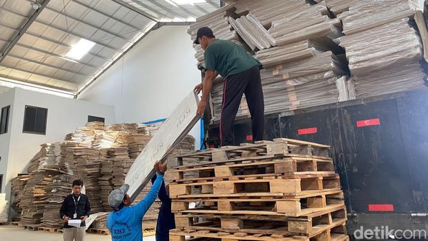 KPU Kota Semarang menerima logistik Pilkada 2024 berupa 7.328 bilik suara, Rabu (2/10/2024).