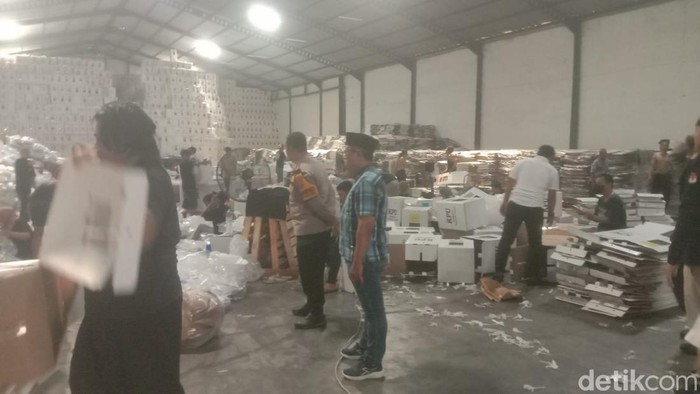 KPU Surabaya mulai menerima logistik Pilkada Serentak 2024.