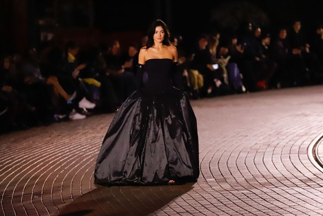Kylie berlenggang di peragaan busana Coperni Spring-Summer 2025, Selasa (1/10/2024). Meski termasuk dalam rangkaian PFW, presentasi koleksi tersebut berlangsung di Disneyland yang lokasinya sekitar satu jam dari Paris. (Foto: River Callaway/WWD via Getty Images)