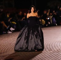 Kylie berlenggang di peragaan busana Coperni Spring-Summer 2025, Selasa (1/10/2024). Meski termasuk dalam rangkaian PFW, presentasi koleksi tersebut berlangsung di Disneyland yang lokasinya sekitar satu jam dari Paris. (Foto: River Callaway/WWD via Getty Images)