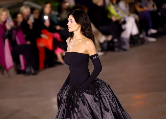Ia melengkapi gayanya dengan sarung tangan opera. Riasannya natural, dengan rambut yang tergerai bebas. (Foto: River Callaway/WWD via Getty Images)