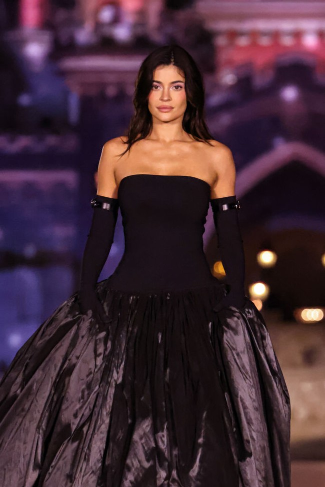 Dirancang oleh duo perancang Sébastien Meyer dan Arnaud Vaillant, busana yang diperagakan Kyile berupa gaun hitam strapless dengan rok yang megar. (Foto: Lyvans Boolaky/Getty Images)