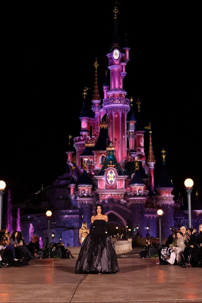 Dilansir dari PageSix, baru kali ini ia menjadi model catwalk di PFW. Seperti istana Disney nan megah yang menjadi latarnya, bintang reality show sekaligus pebisnis kosmetik itu berbusana yang tak kalah dramatis. (Foto: Lyvans Boolaky/Getty Images)
