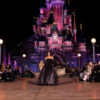 Dilansir dari PageSix, baru kali ini ia menjadi model catwalk di PFW. Seperti istana Disney nan megah yang menjadi latarnya, bintang reality show sekaligus pebisnis kosmetik itu berbusana yang tak kalah dramatis. (Foto: Lyvans Boolaky/Getty Images)