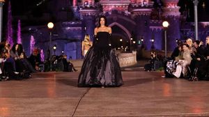 Foto: Momen Langka Kylie Jenner Jadi Model PFW, Catwalk di Disneyland