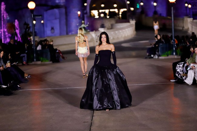 Kylie Jenner eksis di Paris Fashion Week (PFW). Kali ini, ia muncul sebagai model di landasan peraga. (Foto: River Callaway/WWD via Getty Images)