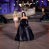 Kylie Jenner eksis di Paris Fashion Week (PFW). Kali ini, ia muncul sebagai model di landasan peraga. (Foto: River Callaway/WWD via Getty Images)