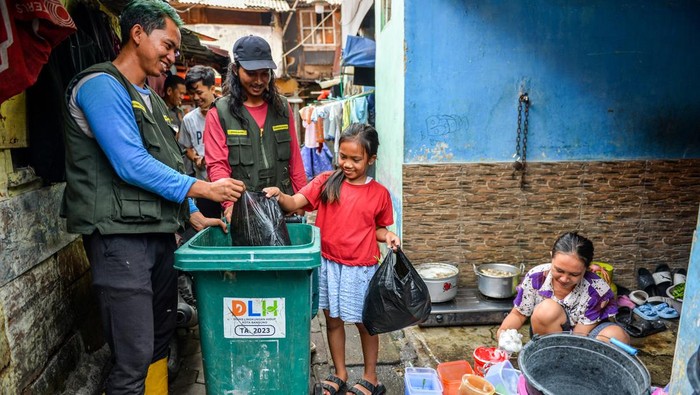 Layanan jemput bola sampah organik Petugas mengambil sampah organik milik warga di Lio Genteng, Nyengseret, Bandung, Jawa Barat, Rabu (2/10/2024). Kelurahan Nyengseret Kecamatan Astanaanyar melakukan inovasi layanan Sidak Panik (Simpen, candak, jemput sampah organik) yang merupakan layanan jemput bola sampah organik bagi masyarakat di permukiman padat yang tidak memiliki lahan untuk menyimpan sampah guna mengurangi produksi sampah organik di Kota Bandung. ANTARA FOTO/Raisan Al Farisi/wpa.