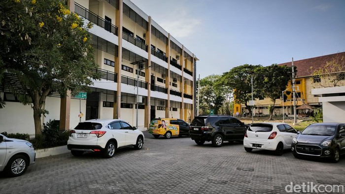 Lokasi parkir motor di Gedung T11 Unesa Lidah Wetan Surabaya.