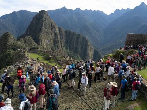 Ramainya turis di Machu Picchu, Peru.