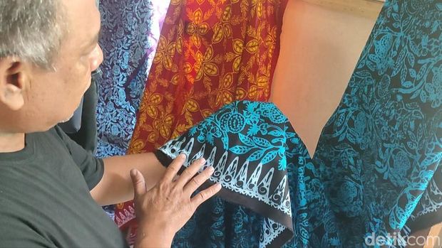 Mada memperlihatkan batik durian yang sudah diproduksinya.