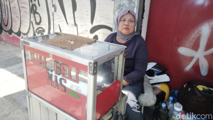 Maerah, salah satu pedagang emas di Jalan Karanggetas Kota Cirebon