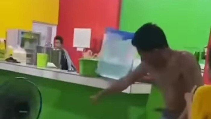 Pria mabuk berinisial LU (43) di Makassar, Sulawesi Selatan (Sulsel) mengamuk di salah satu warung kopi (Warkop).